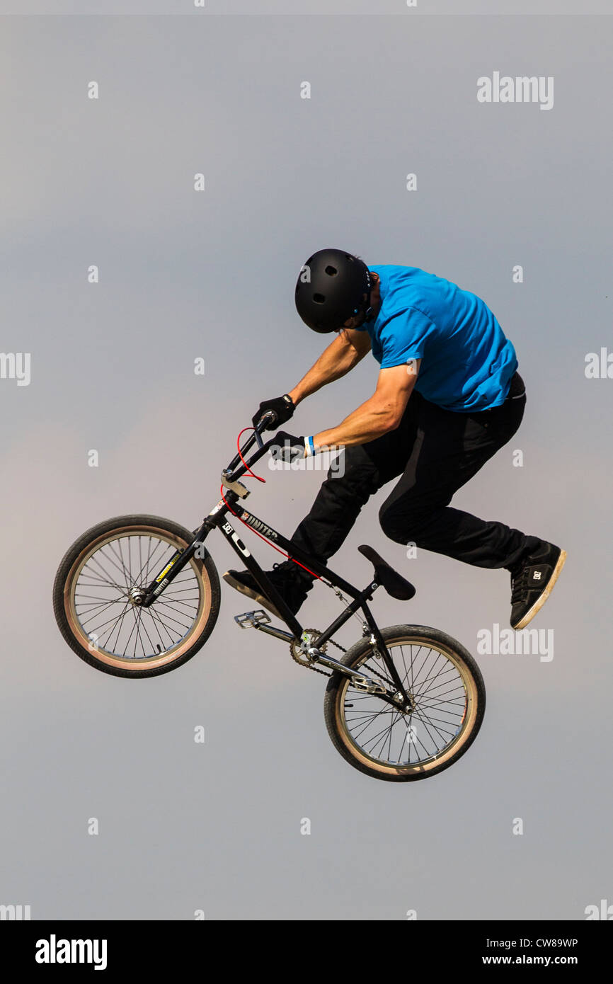 Hombre de bicicleta BMX action Foto de stock