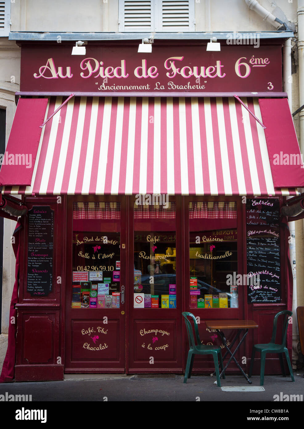 Una pequeña cafetería o bistró, en París, Francia Foto de stock