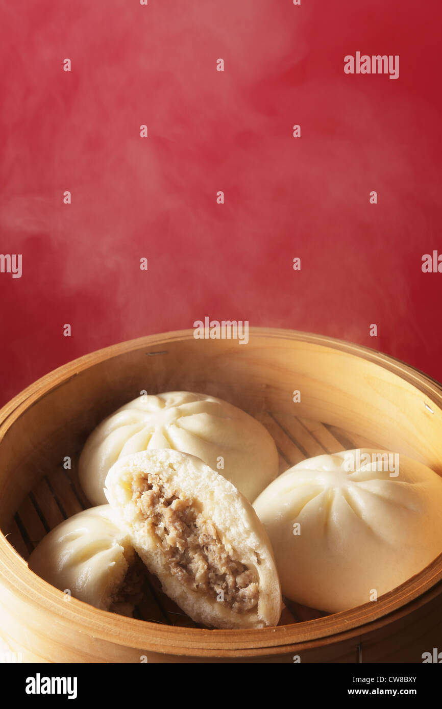 Dumpling caliente con fondo rojo. Foto de stock