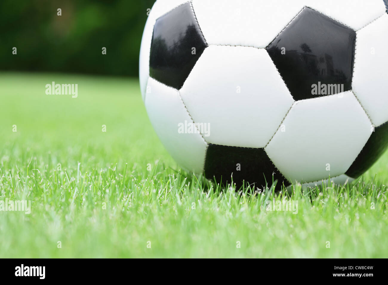 Cerca de un balón de fútbol Foto de stock