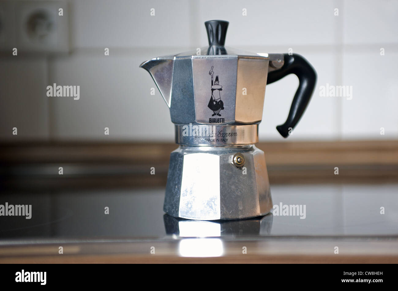 Bialetti moka express coffee fotografías e imágenes de alta resolución -  Alamy