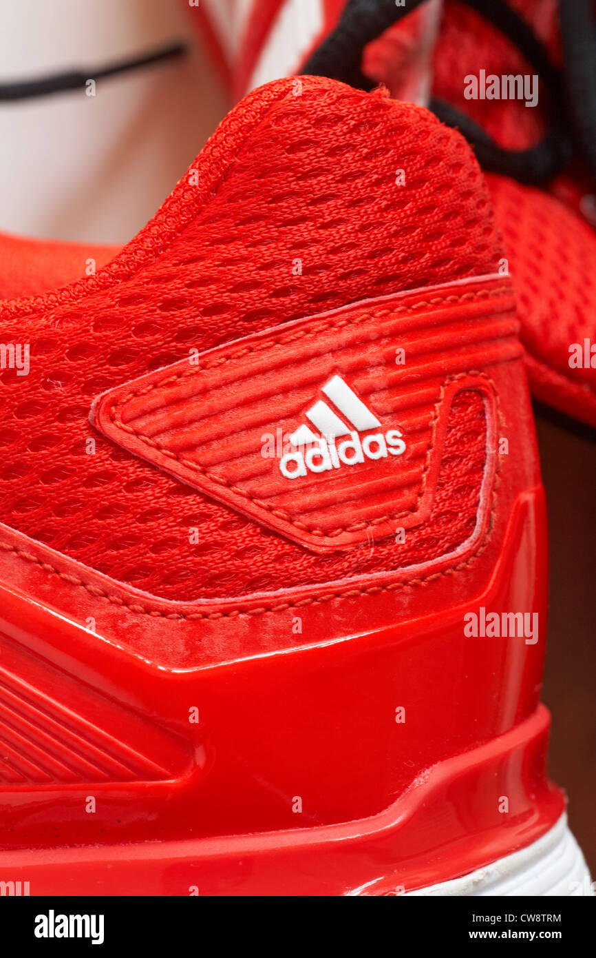 Cerrar detalle de zapatillas Adidas rojo como llevado por Olympian  Fotografía de stock - Alamy