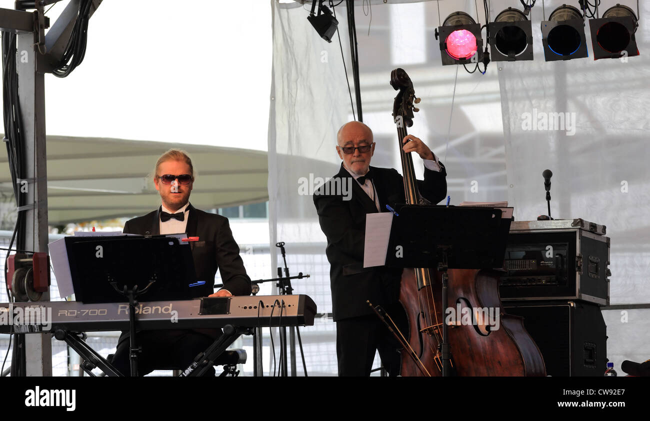Broadbeach Jazz Festival músicos interpretan a la multitud Foto de stock
