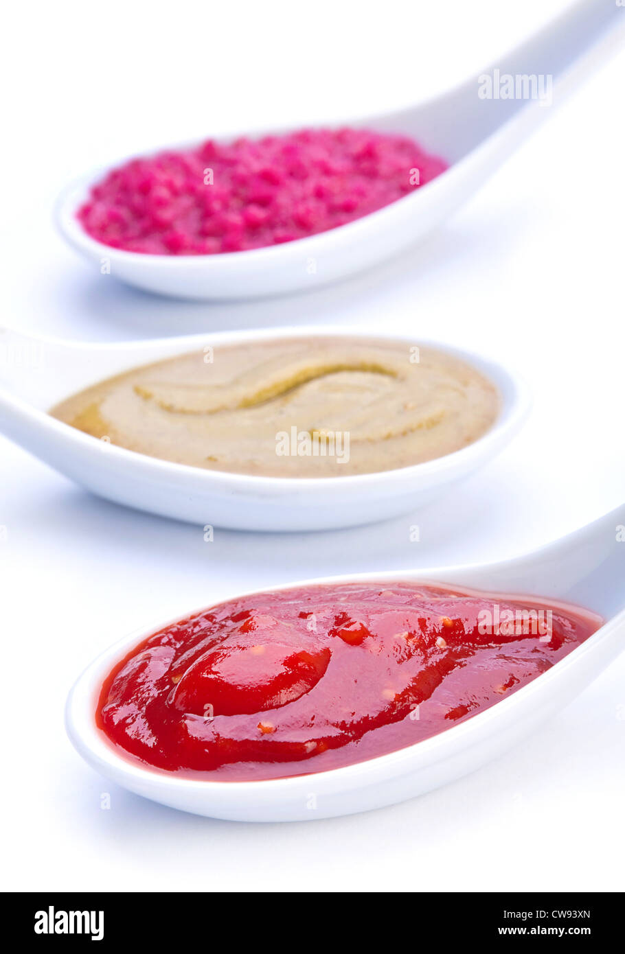 En salsa de cuchara de cerámica en blanco Foto de stock