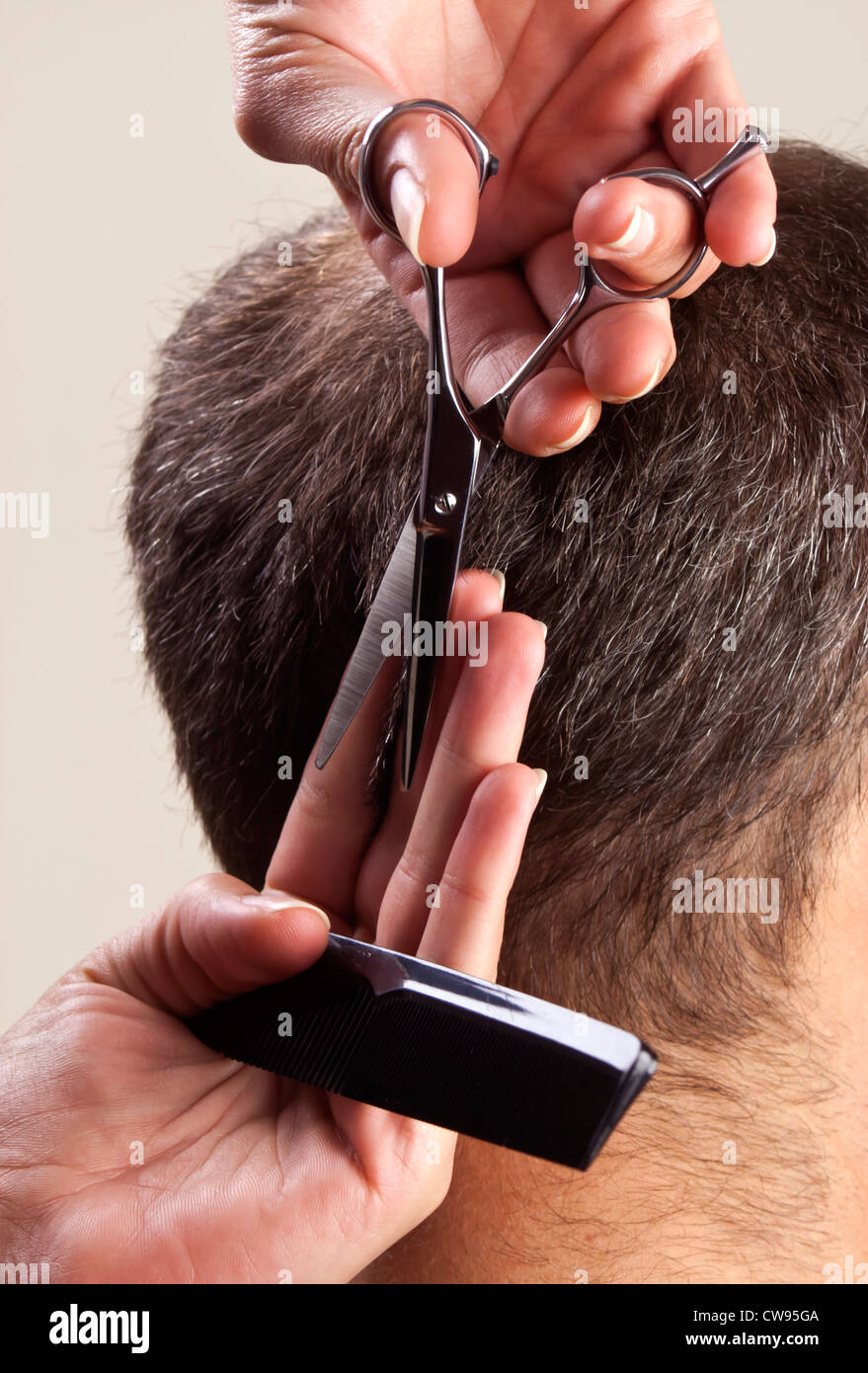 Accesorios de barbería sobre fondo oscuro. Herramientas de peluquería  dispuestas sobre fondo oscuro. Herramientas de barber tienda sobre fondo de  papel negro Fotografía de stock - Alamy