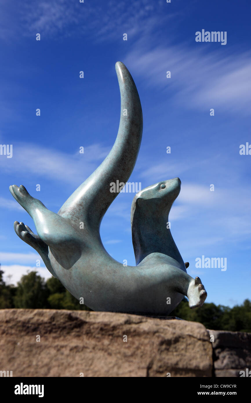 Nutria escultura fuera del Loch Lomond sealife Center en Loch Lomond Shores en Escocia Foto de stock