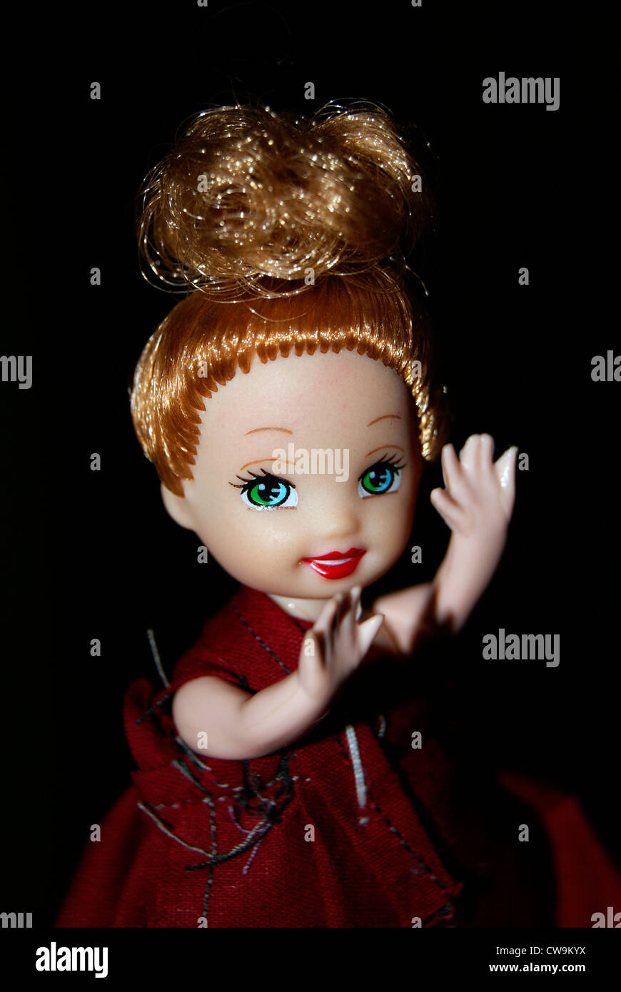 Linda niña muñeca Barbie que deseen con las manos Fotografía de stock -  Alamy