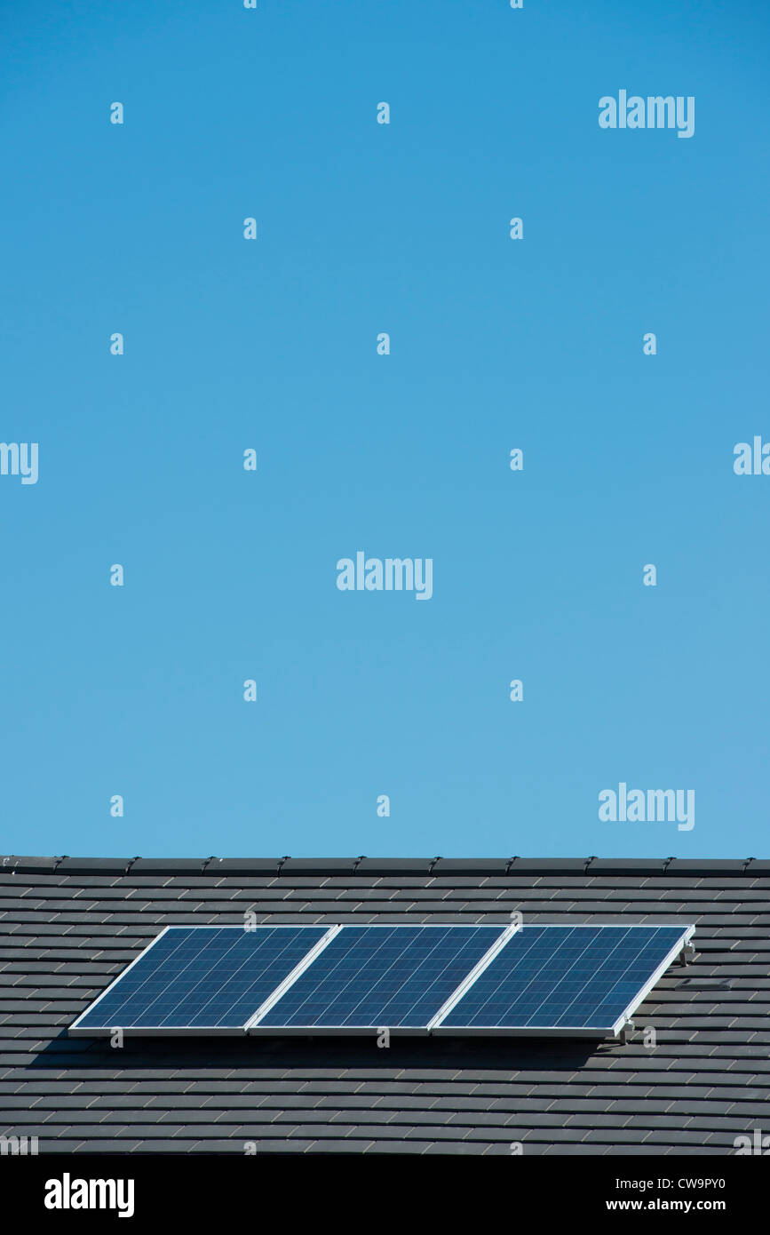 Paneles solares en el techo de una casa. Foto de stock