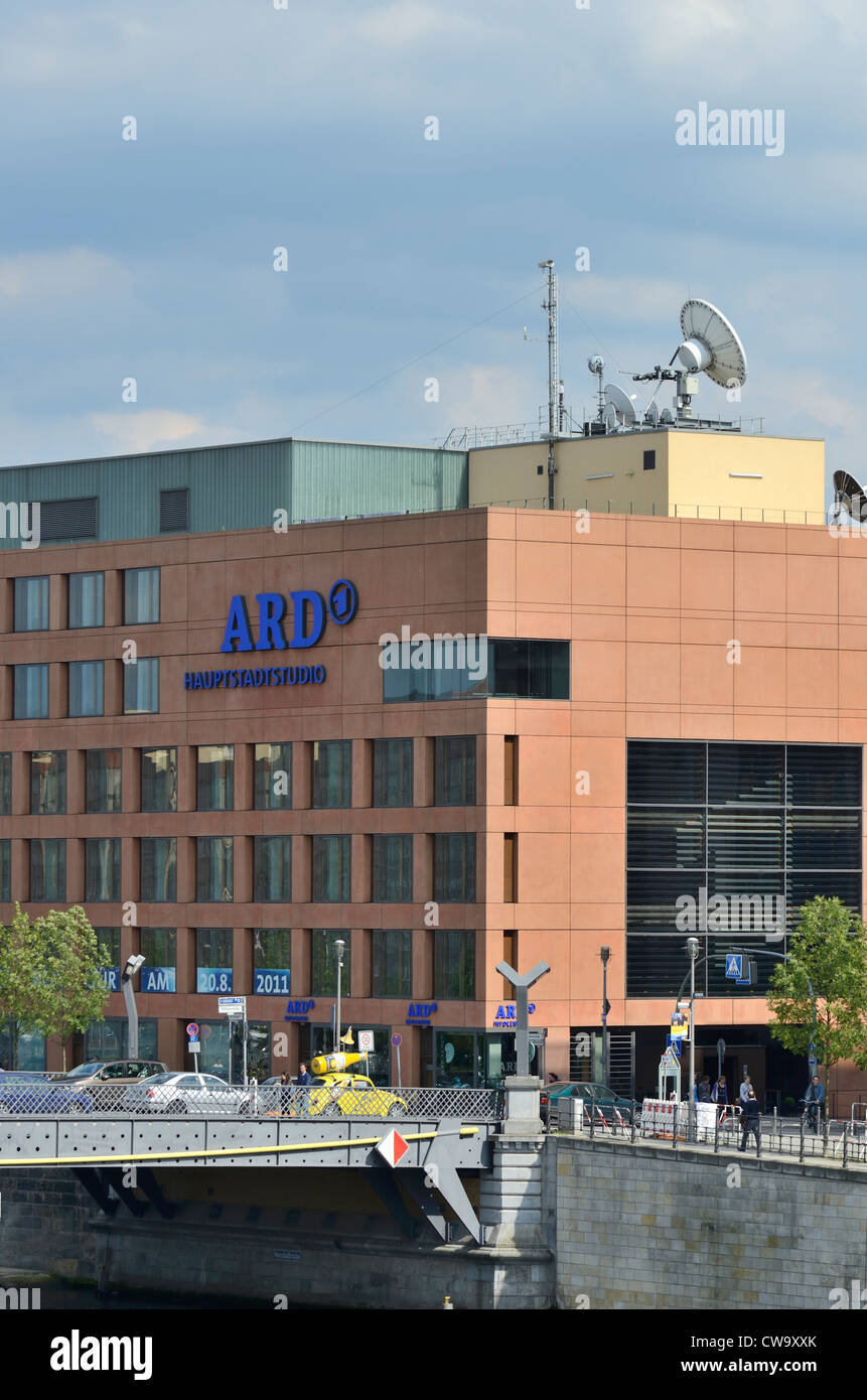 ARD, capital de broadcast studio edificio alemán en Berlín en la Reichstagsufer. Vistas al río Spree. Foto de stock