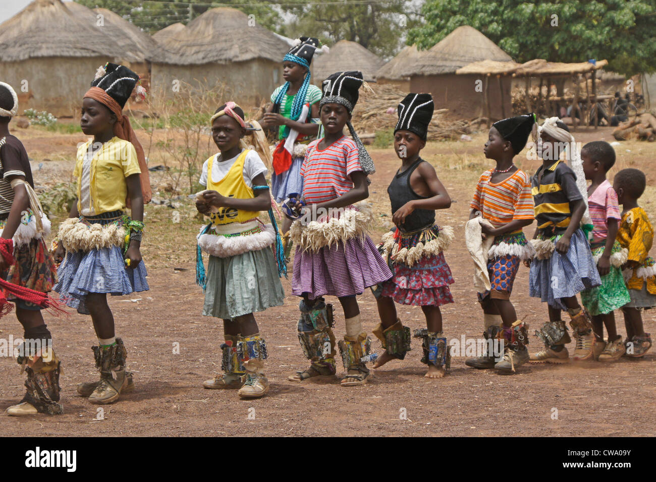 Dagomba muchachos vestidos para la danza, Wovogumah village, Ghana Foto de stock