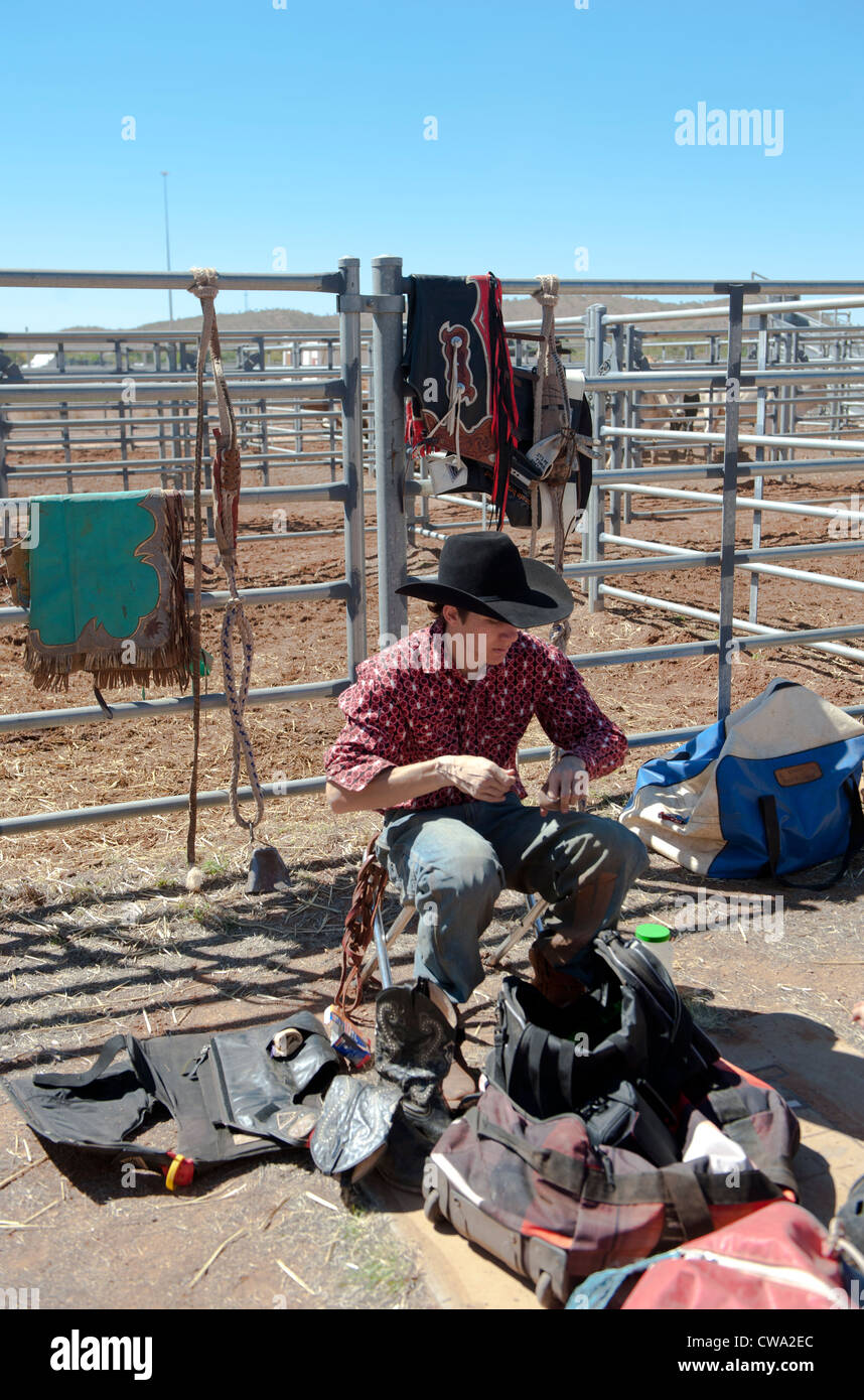 Cowboy preparándose en el corral para el concurso bullriding del rodeo de Mount Isa, Queensland Outback Foto de stock