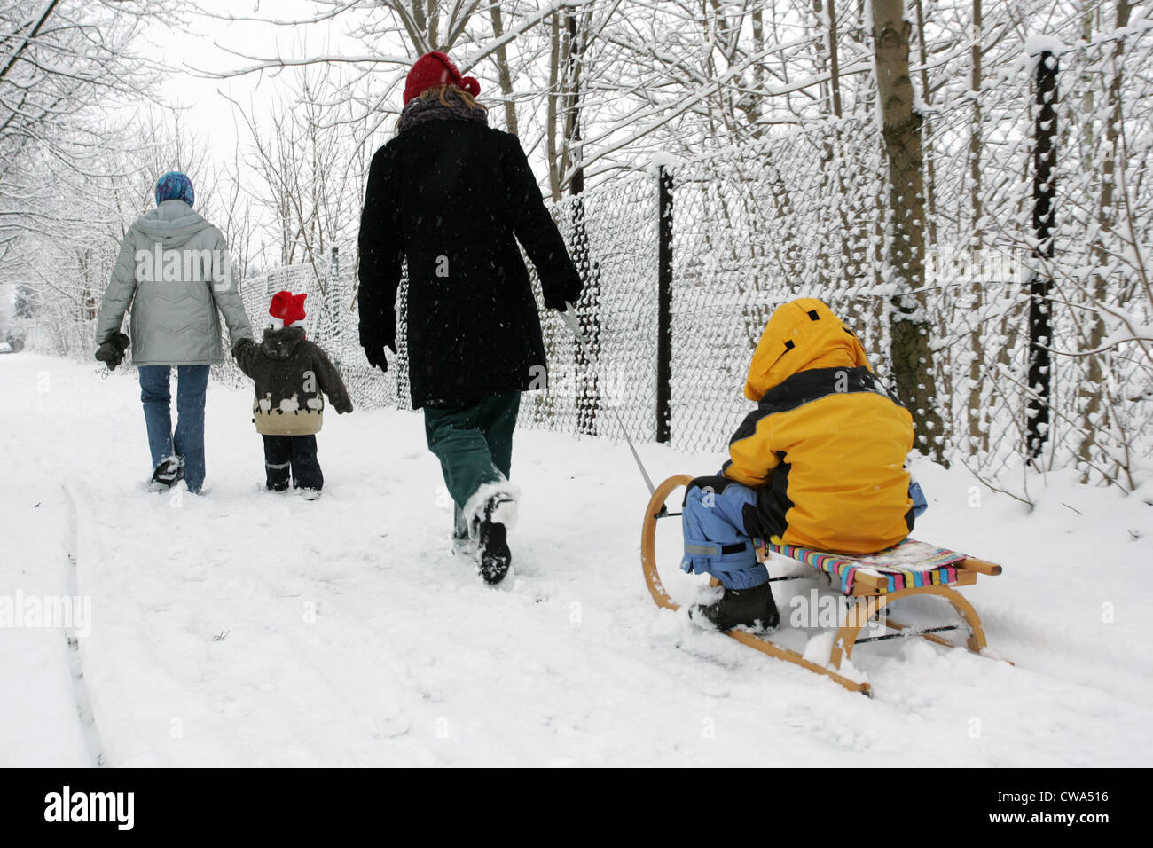 Neuenhagen, madres con sus hijos caminando en la nieve. Foto de stock