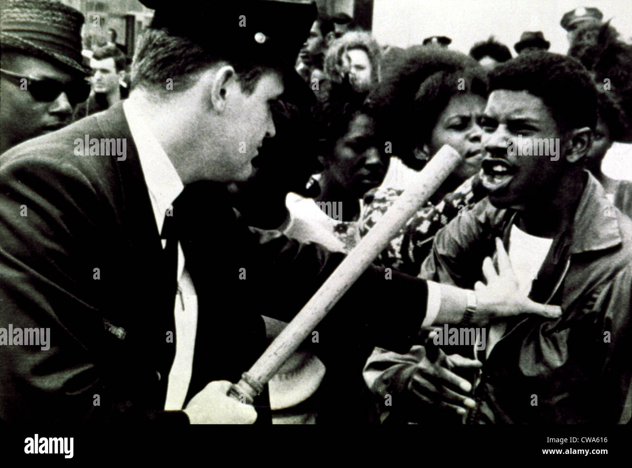Los derechos civiles de marzo de enfrentamiento con la policía en 1964. Cortesía: CSU Archives / Everett Collection Foto de stock
