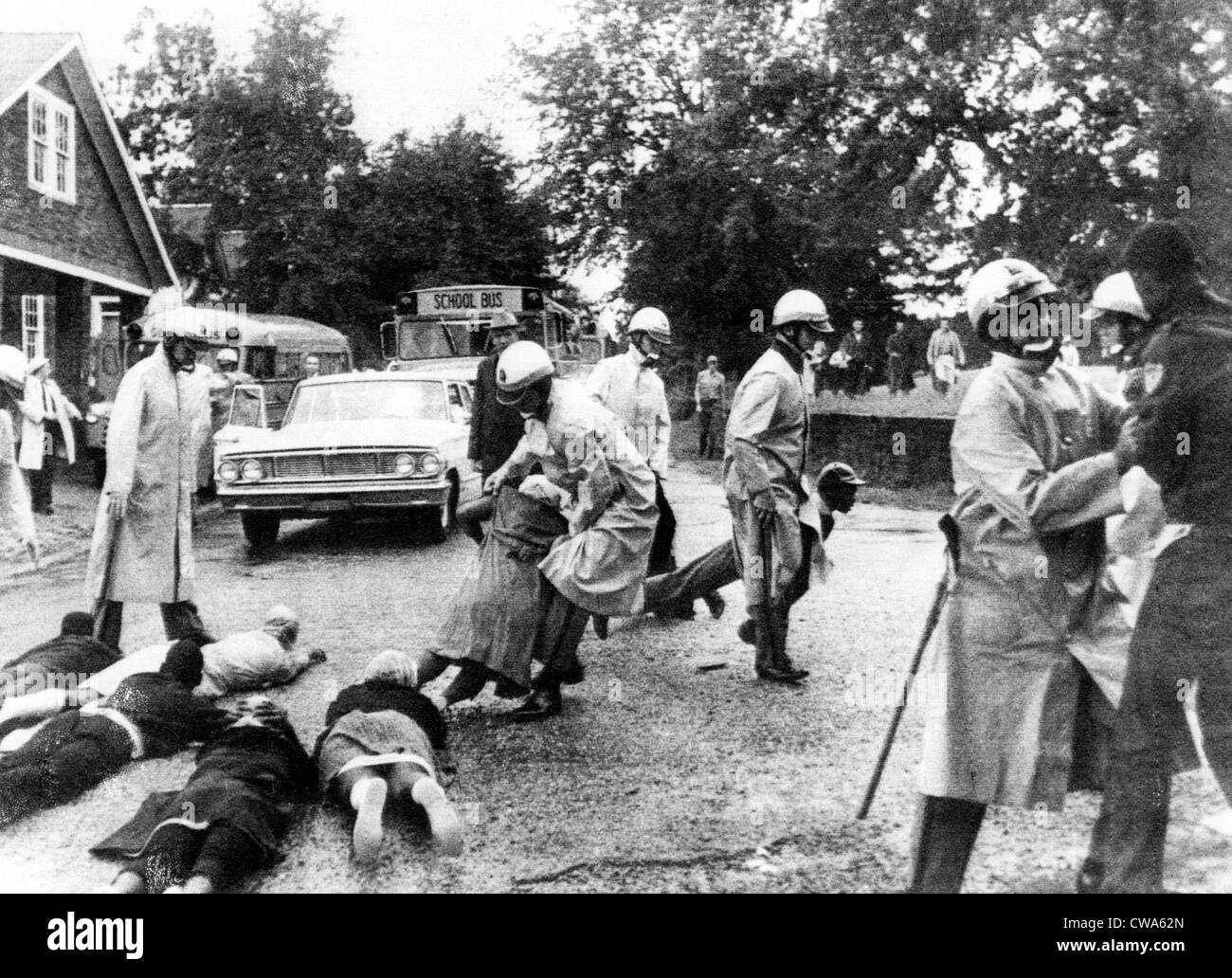 Los derechos civiles, Crawfordville, Georgia, bloque de manifestantes negros autobuses escolares llevando estudiantes blancos después de que los manifestantes fueron Foto de stock