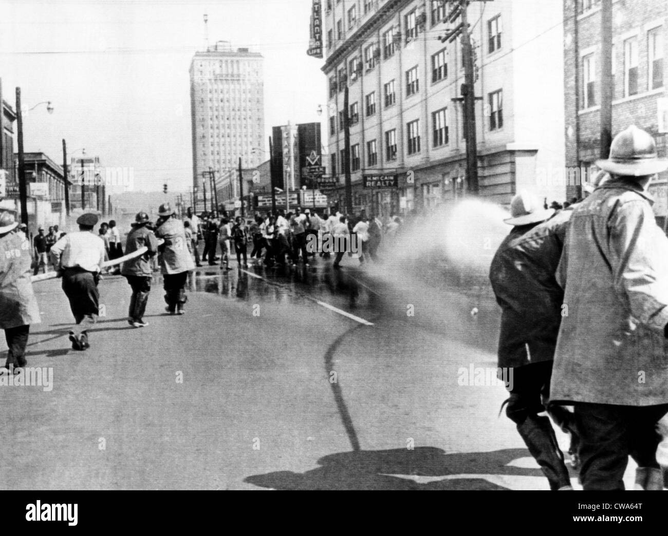 Los bomberos utilizar mangueras para dispersar una manifestación de los derechos civiles en Birmingham, 1963. Cortesía: CSU Archives/Everett Collection Foto de stock
