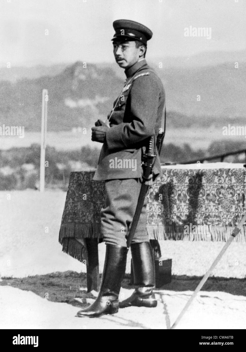 El emperador japonés en maniobras de guerra de Su Majestad Imperial, el emperador Hirohito de Japón fue un espectador ineterested durante el Foto de stock