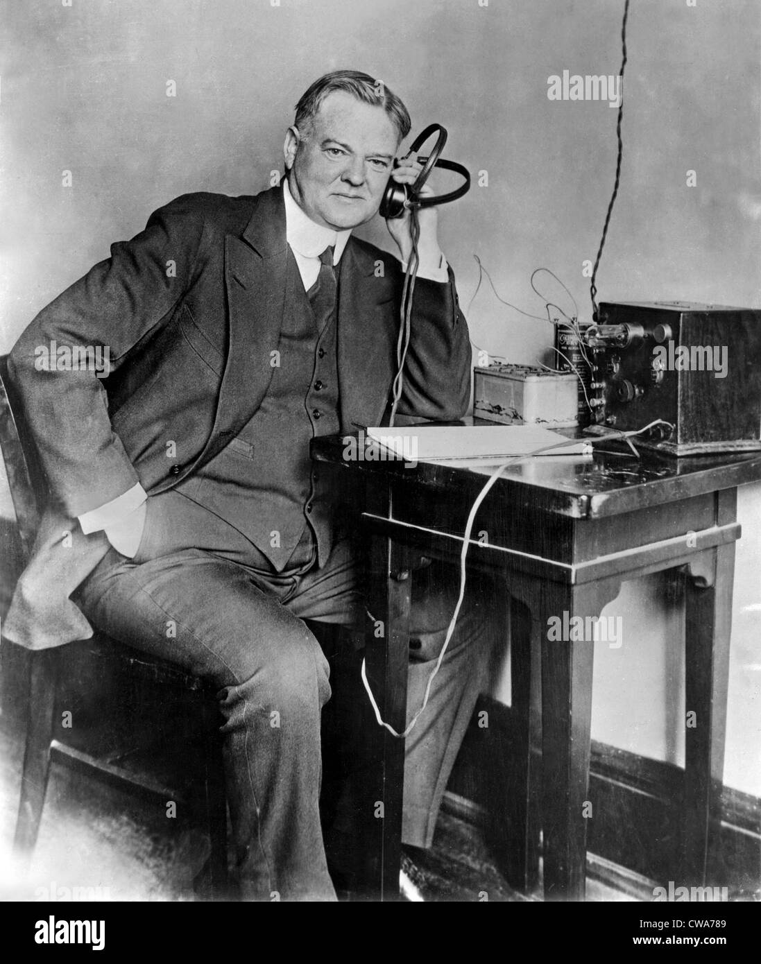Secretario Herbert Hoover, un entusiasta fan de radio, escucha a los informes de los resultados de las recientes elecciones primarias estatales que lo Foto de stock