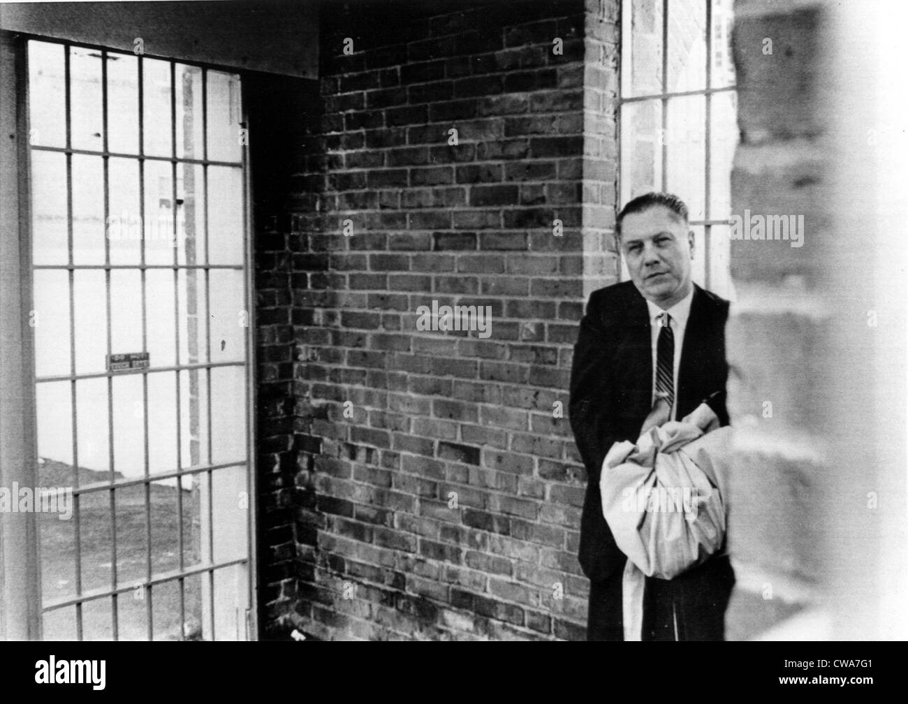 JAMES HOFFA R.- sindicato Teamsters jefe entrando en prisión federal para comenzar un 8 año de prisión. Lewisburg, PA., 3/7/67. Cortesía: CSU Foto de stock