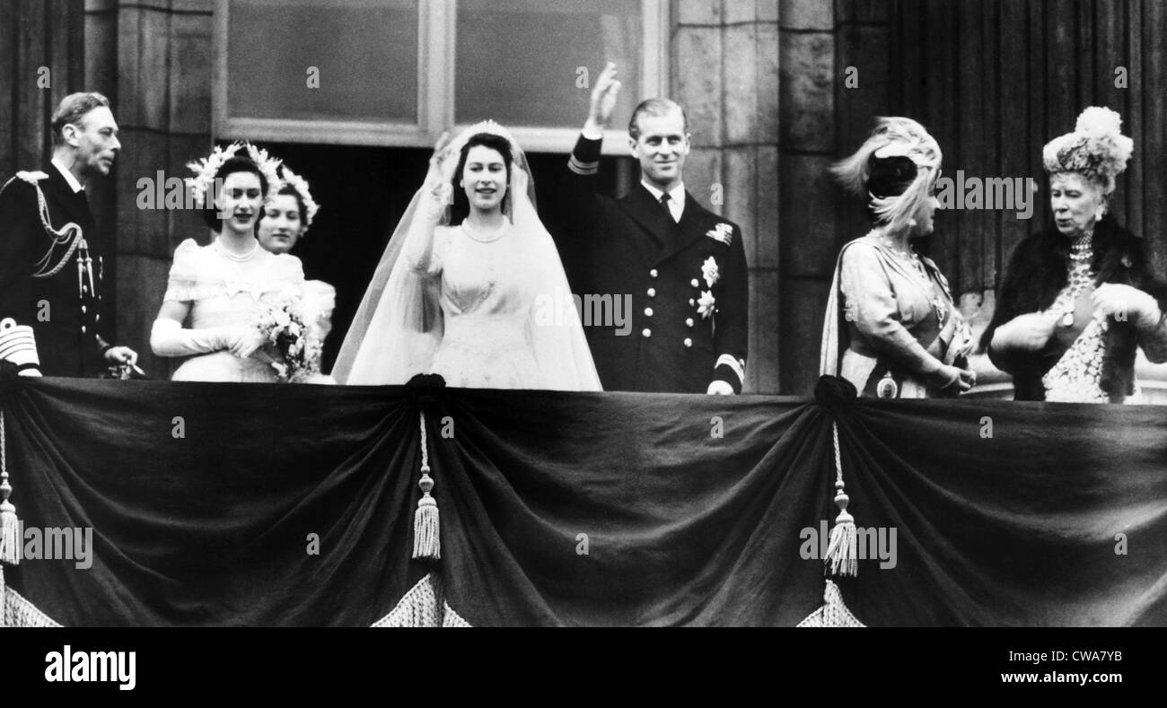 La familia real se reúne en el balcón del Palacio de Buckingham después del matrimonio de la Princesa Isabel con el príncipe Felipe. L-R: Rey Foto de stock