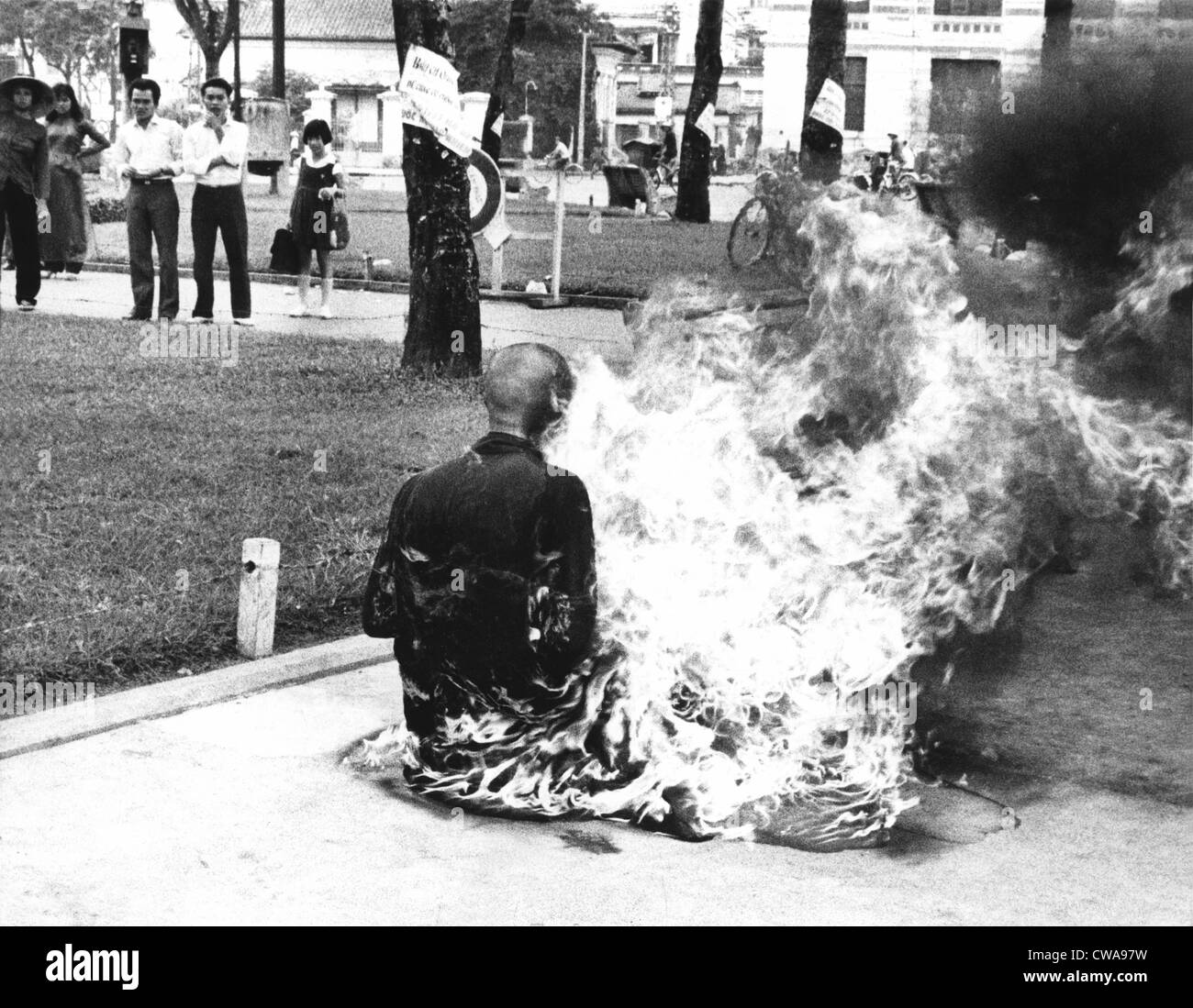 Un joven monje budista se inmoló a muerte en la Plaza del Mercado de Saigón, para protestar contra la política religiosa del gobierno. 1963. Foto de stock