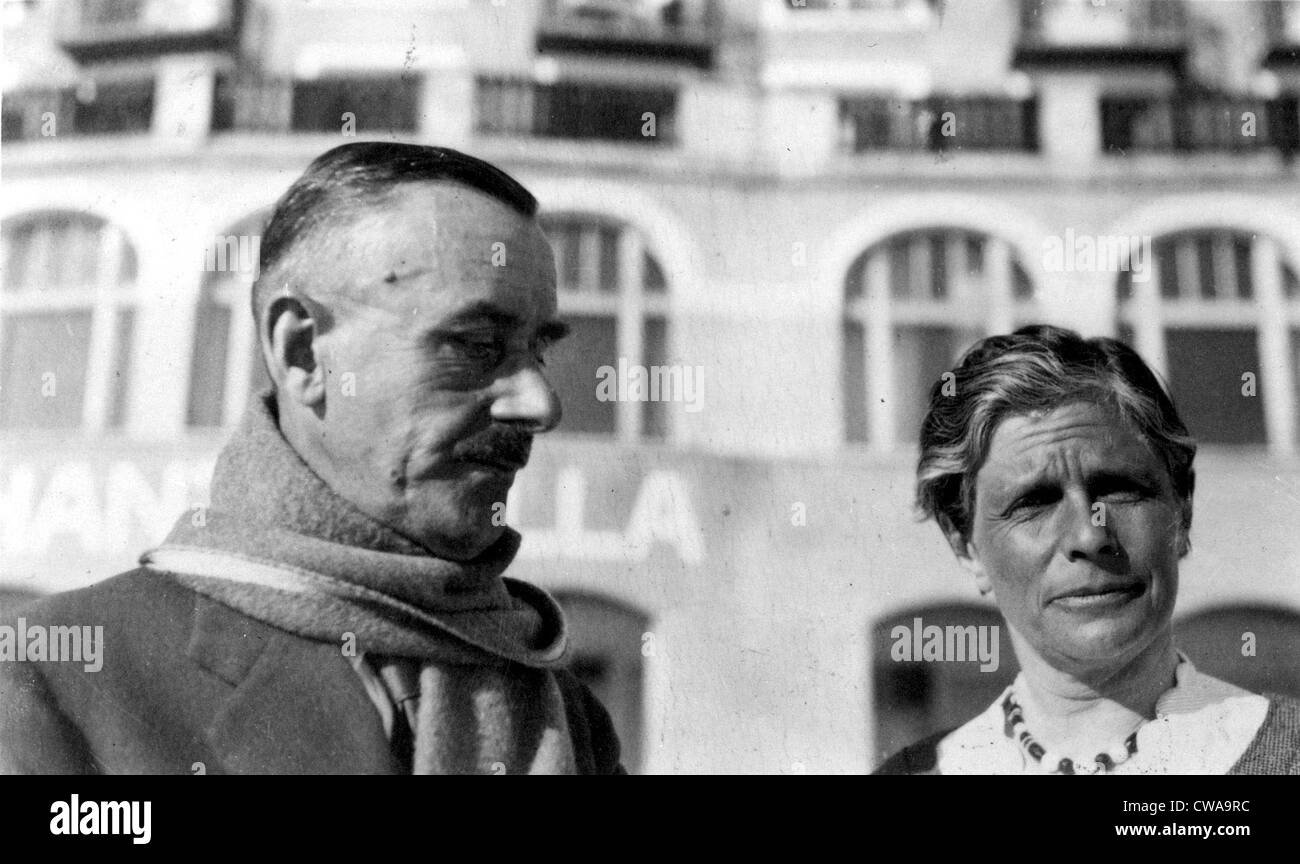 THOMAS MANN con su esposa Katia. 1932. Cortesía: CSU Archives / Everett Collection Foto de stock
