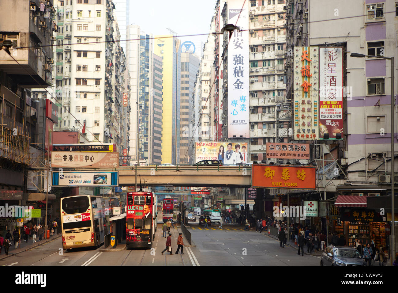 Escena de una calle concurrida, Hong Kong, China Foto de stock