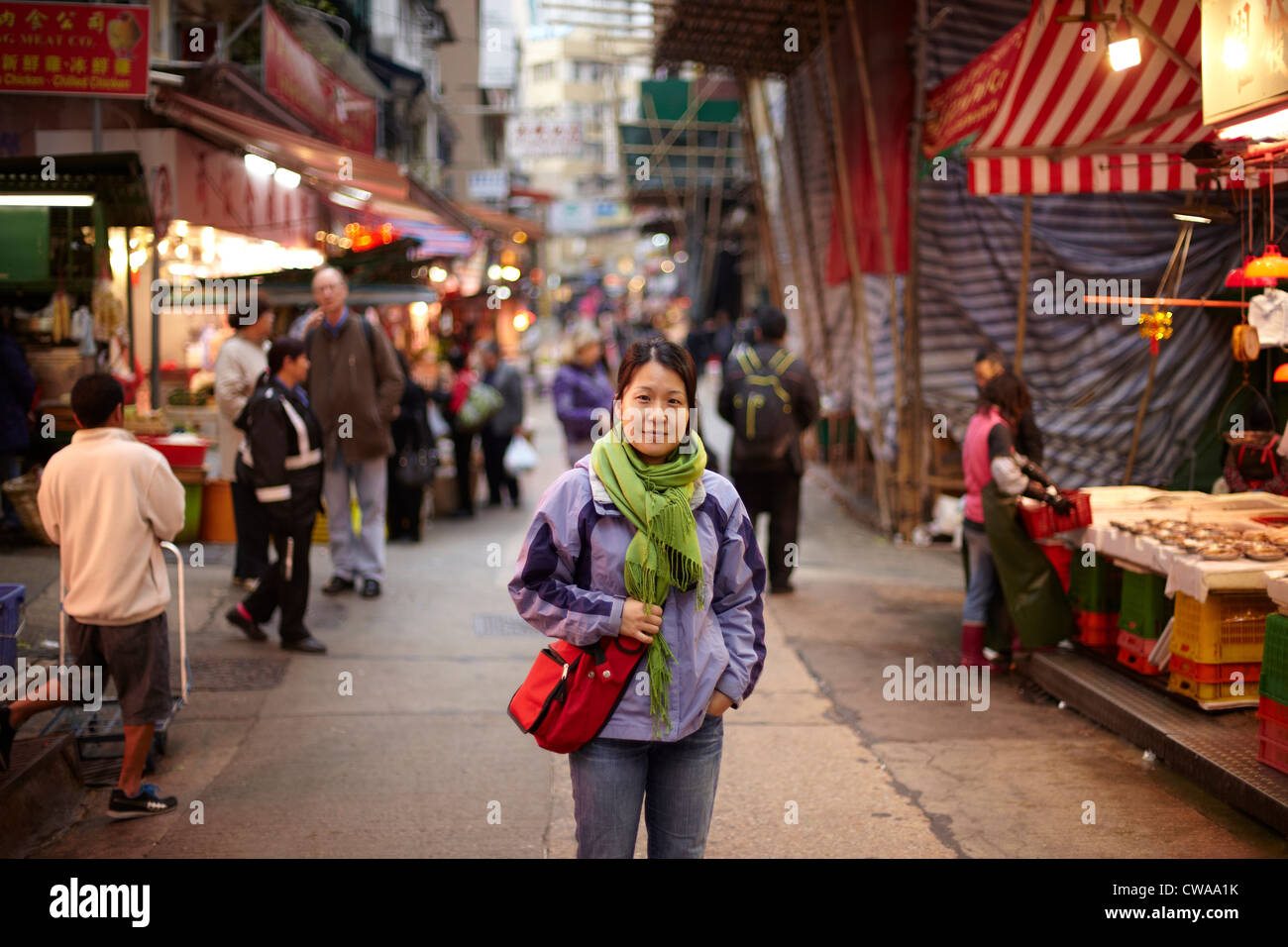 Retrato de la mujer en el mercado de Hong Kong, China Foto de stock