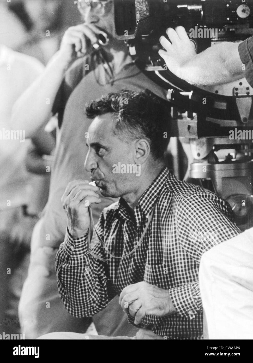 Esplendor EN LA HIERBA, director Elia Kazan, utilizando un silbato, en el conjunto de 1961. Cortesía: Everett/CSU Archivos. Foto de stock