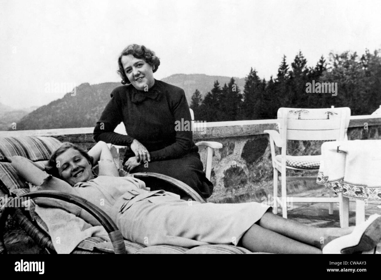 Eva Braun, novia de Adolf Hitler y la Sra. Morell, esposa del médico personal de Hitler en el Berghof. ca. 1945. Cortesía de: Foto de stock