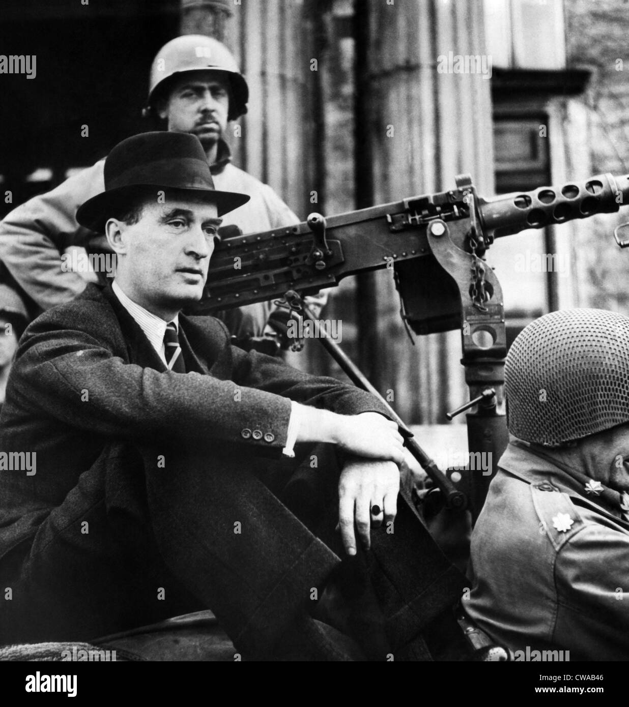 Alfred Krupp se sienta en el asiento trasero de un jeep como él es arrebatado por las tropas americanas para interrogarlos. ca. 1945. Cortesía: CSU Foto de stock