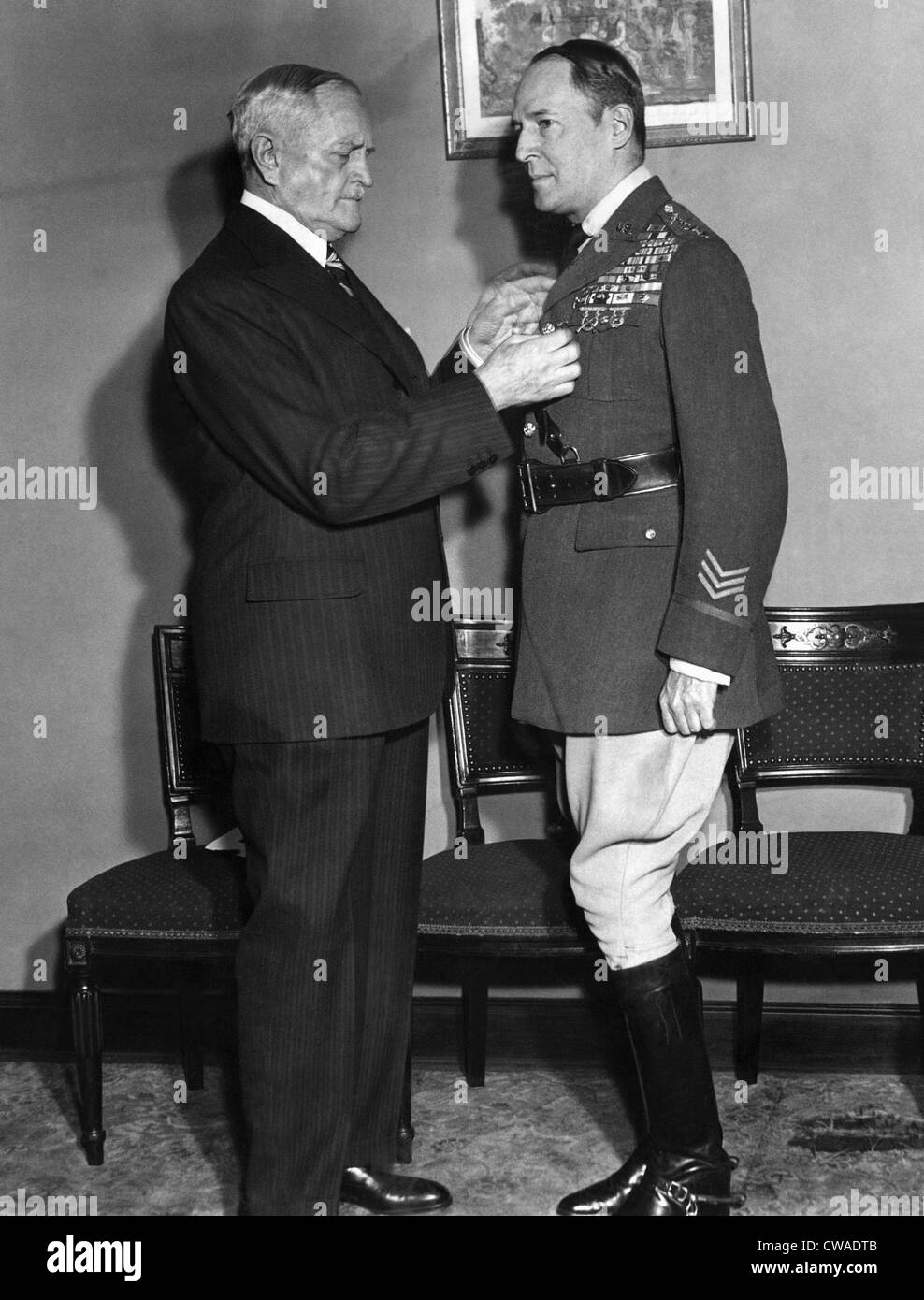 Oficial del Ejército de EE.UU. El General John J. Pershing, (1860-1948), presentando una medalla al comandante en jefe de los EE.UU. El General Douglas Foto de stock