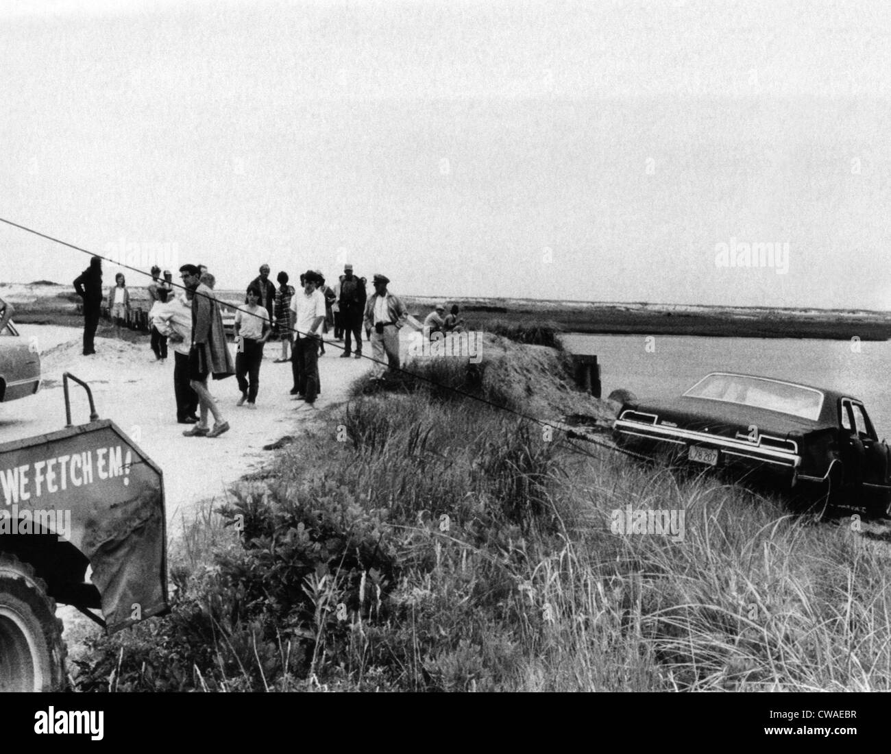Edward Kennedy's 1967 Oldsmobile arrastrado desde el río Willamette después del 18 de julio de 1969, el accidente que mató a Mary Jo Foto de stock