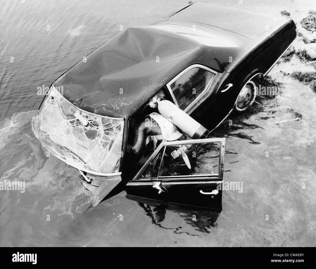 Diver investigando Edward Kennedy's 1967 Oldsmobile en Willamette River después del 18 de julio de 1969, el accidente que mató a Mary Jo Foto de stock