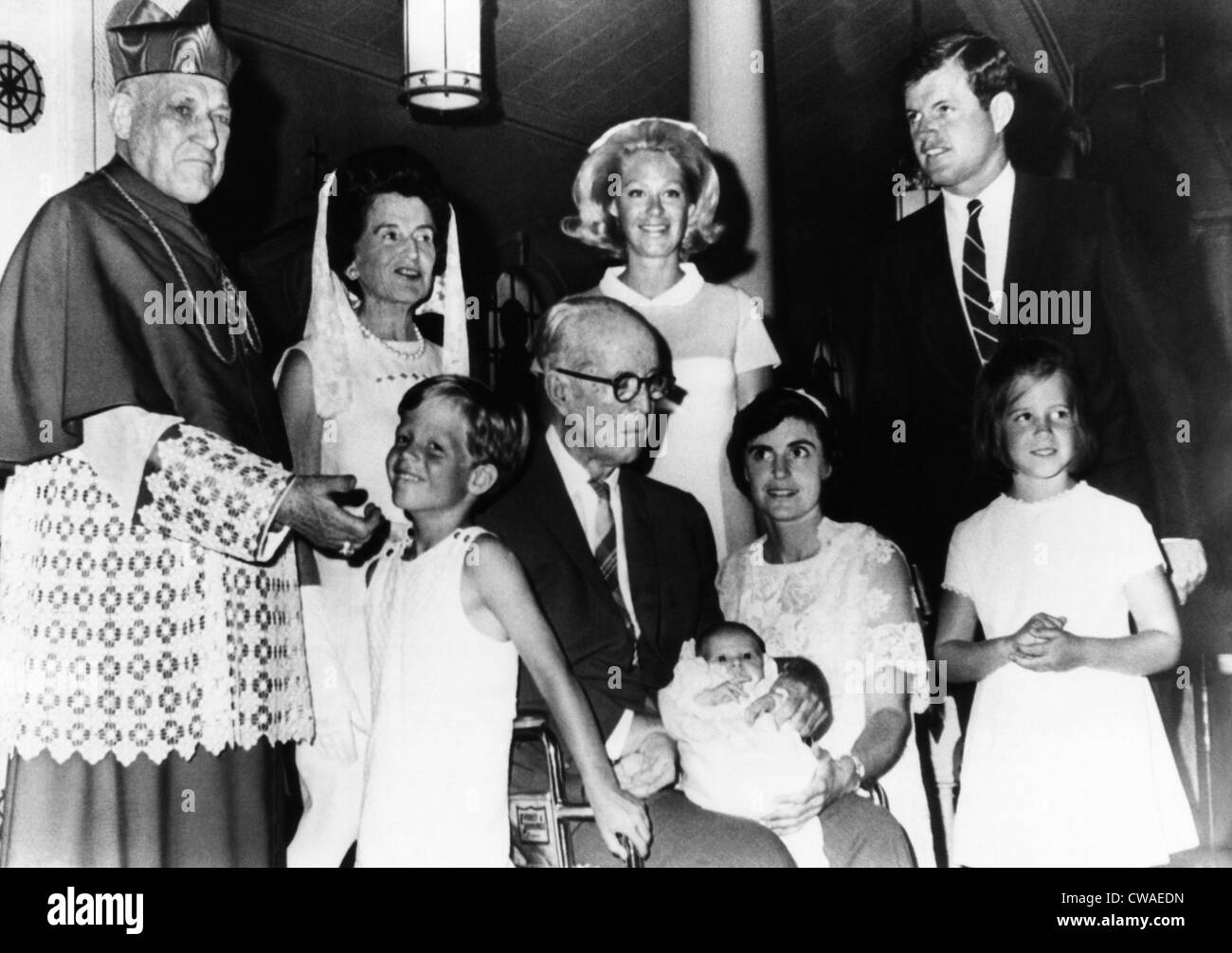 En Hyannis Port bautizo de Patrick Joseph Kennedy (delantero) Richard Cardenal Cushing, Edward Kennedy Jr., Joseph Foto de stock