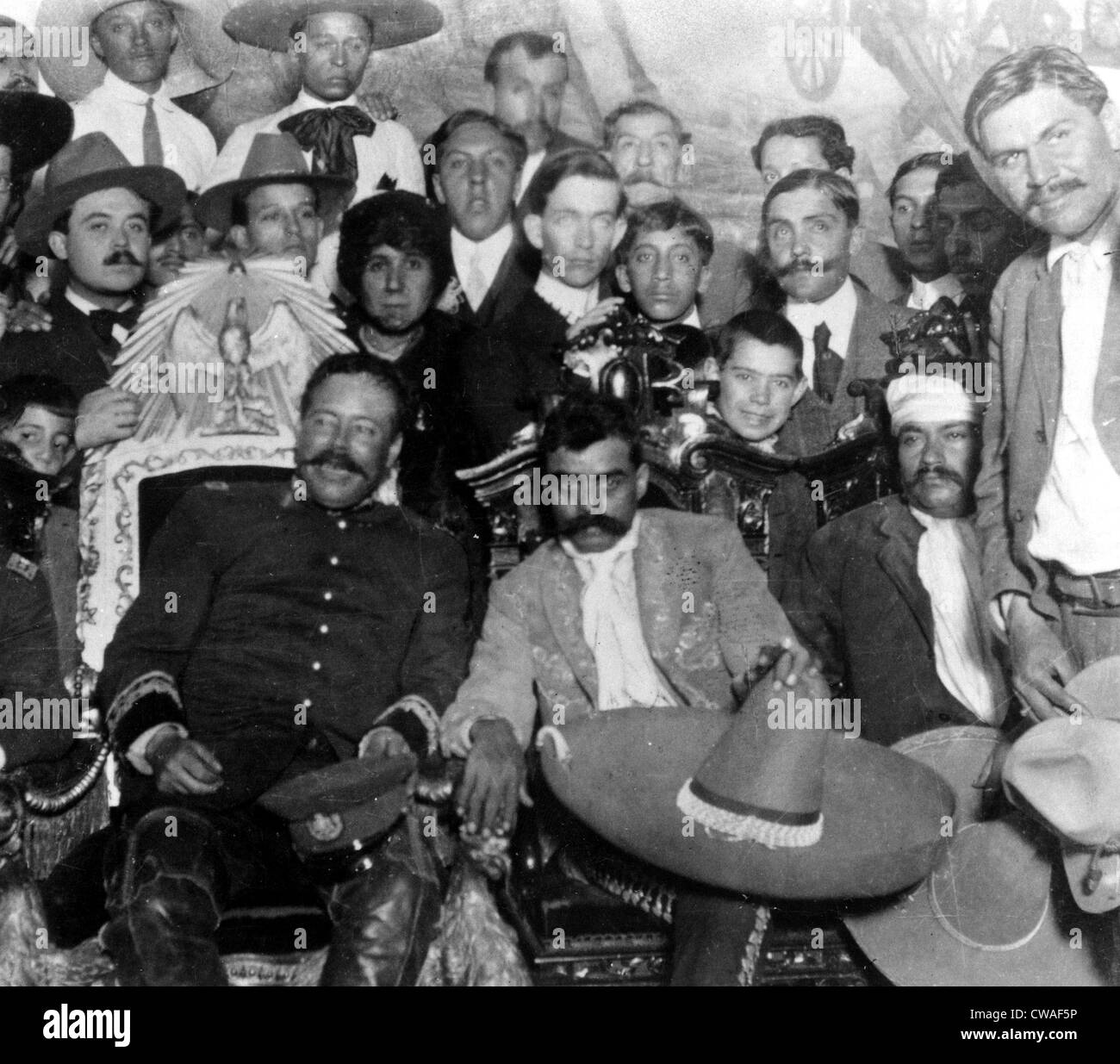 Otilio E. Montano, Emiliano Zapata (holding sombero), Pancho Villa y  compañeros revolucionarios, 6 de diciembre de 1914. Cortesía: CSU  Fotografía de stock - Alamy