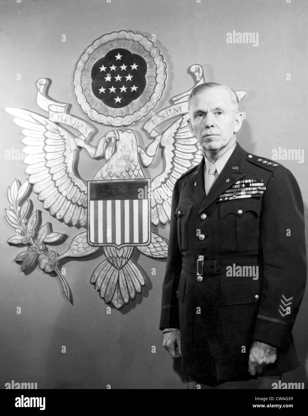 El general George C. Marshall de pie en frente de un agrandamiento Ofiicers' Insignia, 1943. Cortesía: CSU Archives / Everett Foto de stock