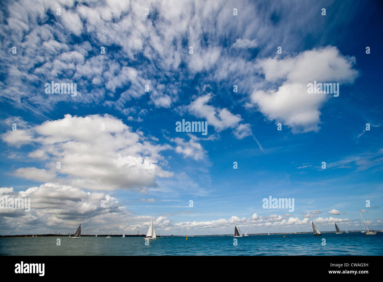 El Solent, Yates Racing, Nubes, cielo azul, Cowes Week, Cowes, en la Isla de Wight, Inglaterra, Reino Unido Foto de stock