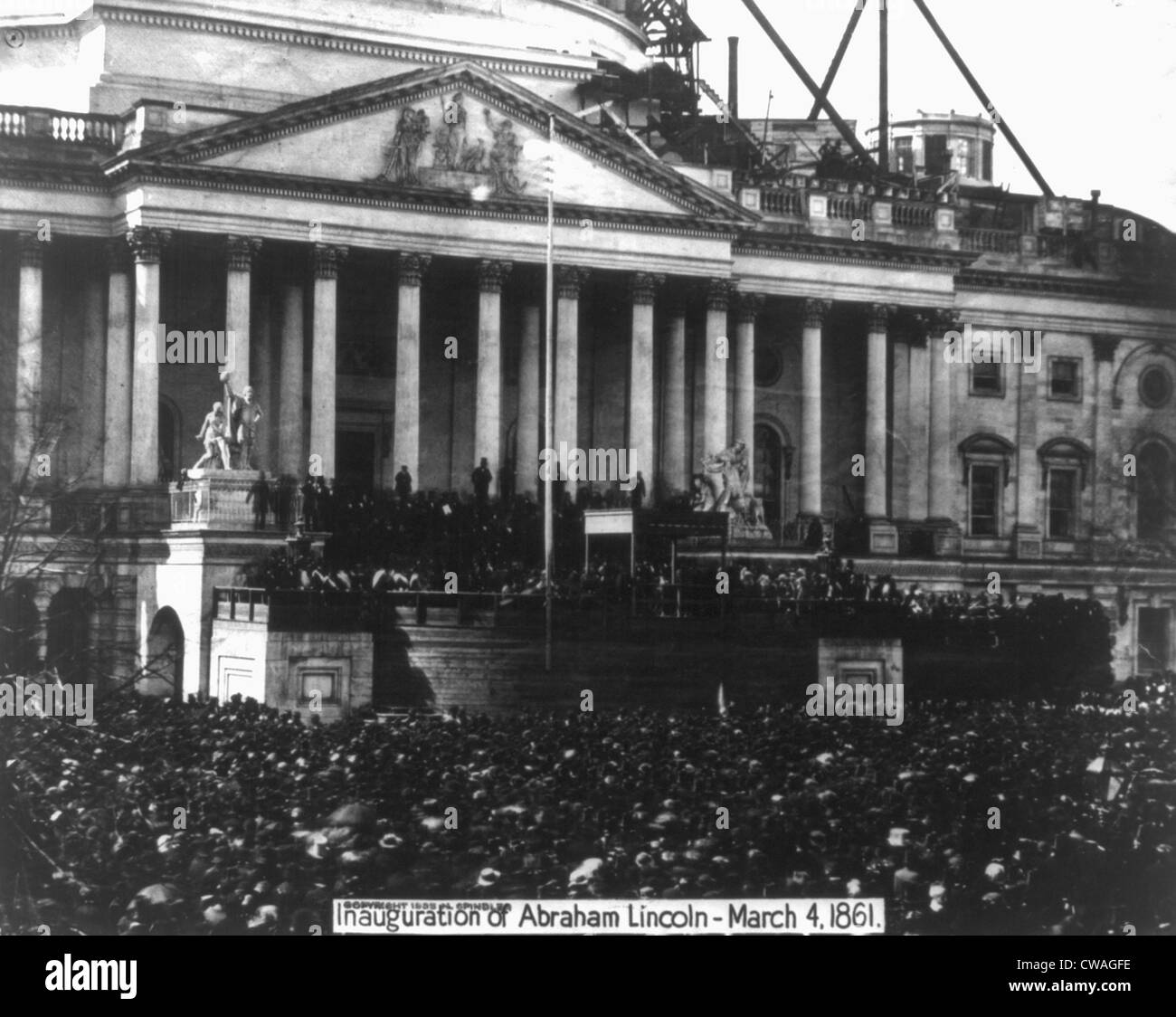 Abraham Lincoln la primera inauguración el 4 de marzo de 1861 con las multitudes en el Capitolio de EE.UU., que está en construcción. Foto de stock