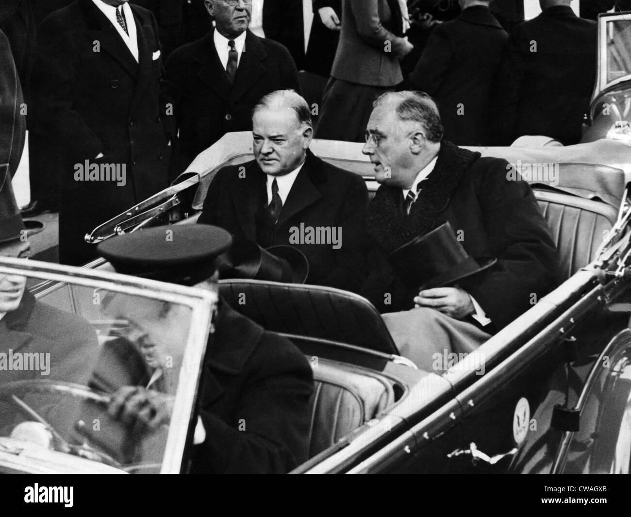 El ex-presidente Herbert Hoover y el presidente electo Franklin D. Roosevelt, cuando salen de la Casa Blanca camino a la capital Foto de stock