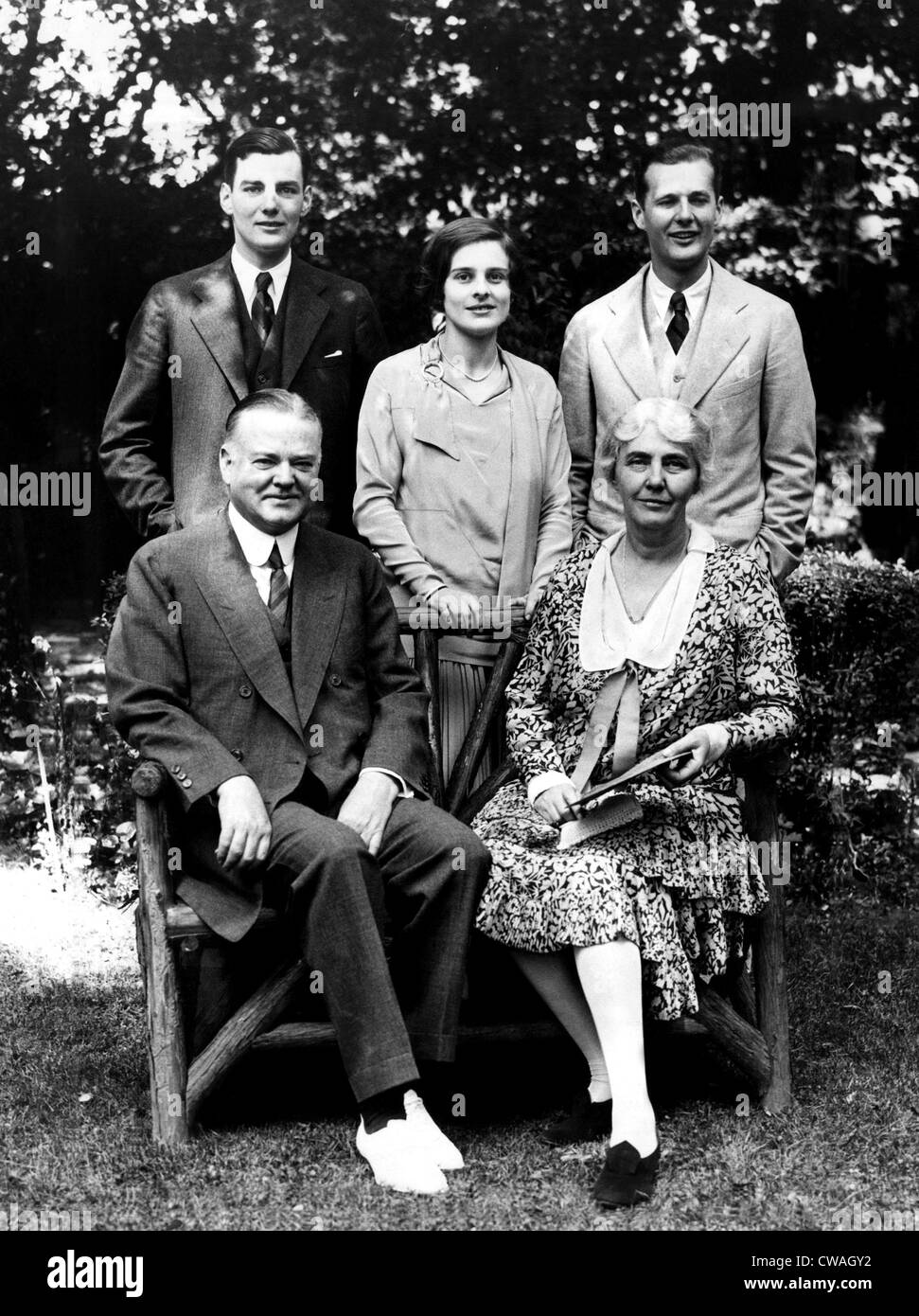 Herbert Hoover Con Su Esposa Y Su Familia En Los Terrenos De Su Casa 6974