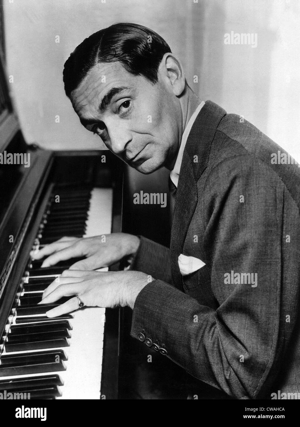 Irving Berlin en el piano, 1940. Cortesía: CSU Archives / Everett Collection Foto de stock