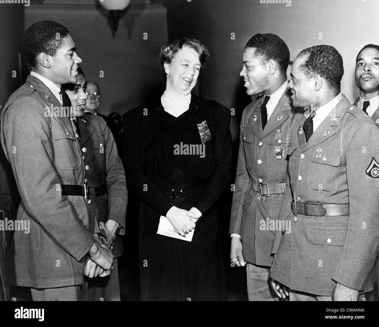 Eleanor Roosevelt, saluda a las tropas estadounidenses africanos Roosevelt  poco después de que Estados Unidos entrara en la Segunda Guerra Mundial.  Ella Fotografía de stock - Alamy