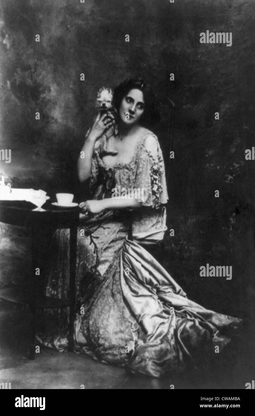 La señora Patrick Campbell, (1865-1940), actriz inglesa, sosteniendo perro mascota. 1901 Foto de stock