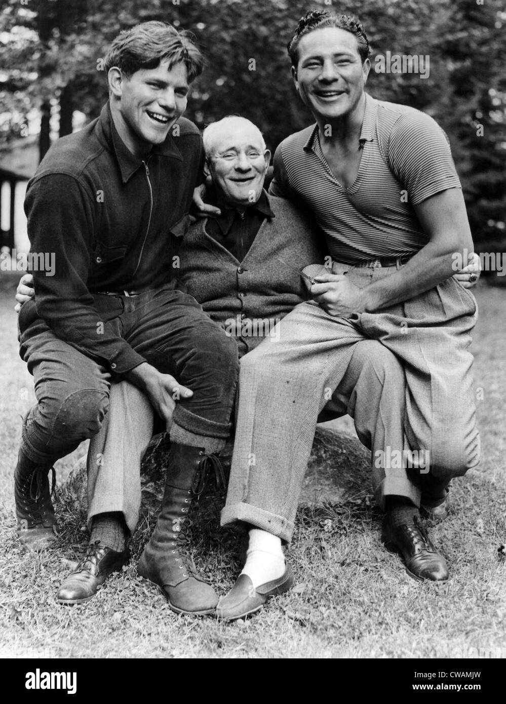Buddy Baer y Max Baer con su padre en el especulador, campamento de entrenamiento de Nueva York, 1935. Cortesía: CSU Archives/Everett Foto de stock