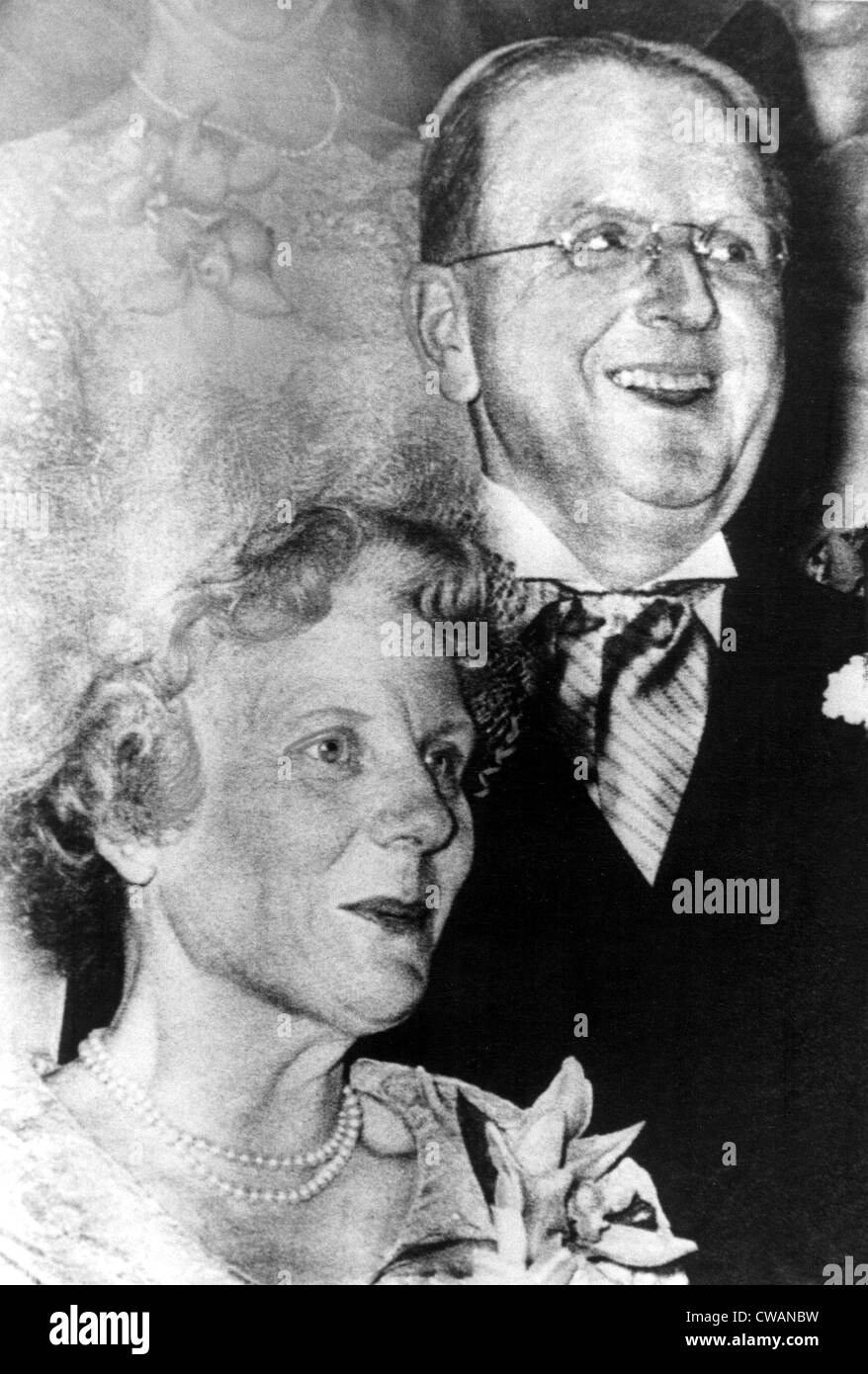 El Dr. Norman Vincent Peale, y su esposa Ruth, 1961.". Cortesía: CSU Archives / Everett Collection Foto de stock