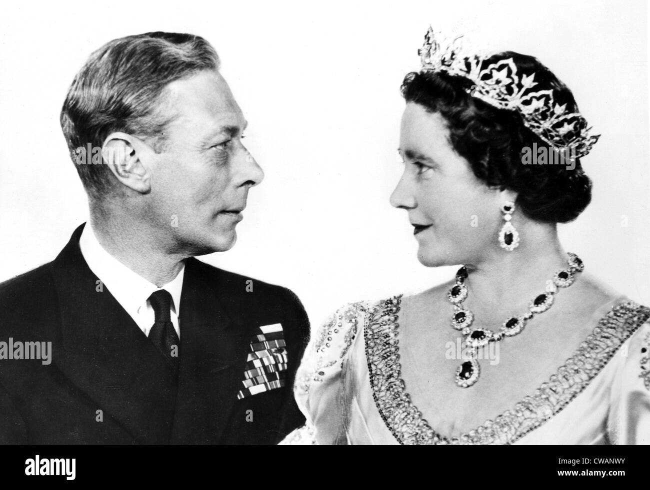 El rey George VI y la Reina Isabel (más tarde la Reina Madre) en su 25º aniversario, 1948. Cortesía: CSU Archives / Everett Foto de stock