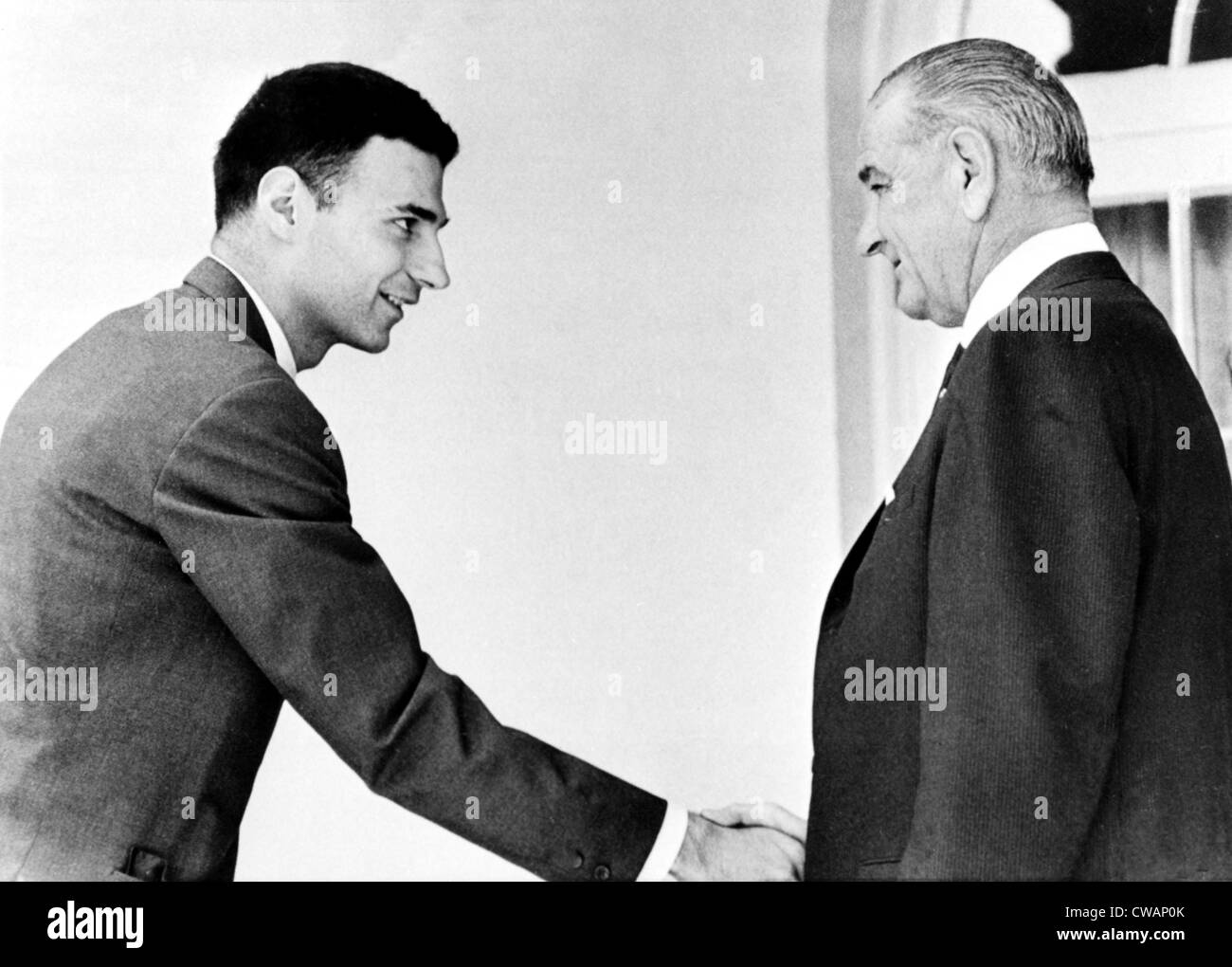 Ralph Nader, se da la mano con el Presidente Lyndon B. Johnson, después de que el Presidente firmó el nuevo auto & Highway Safety actos, Foto de stock
