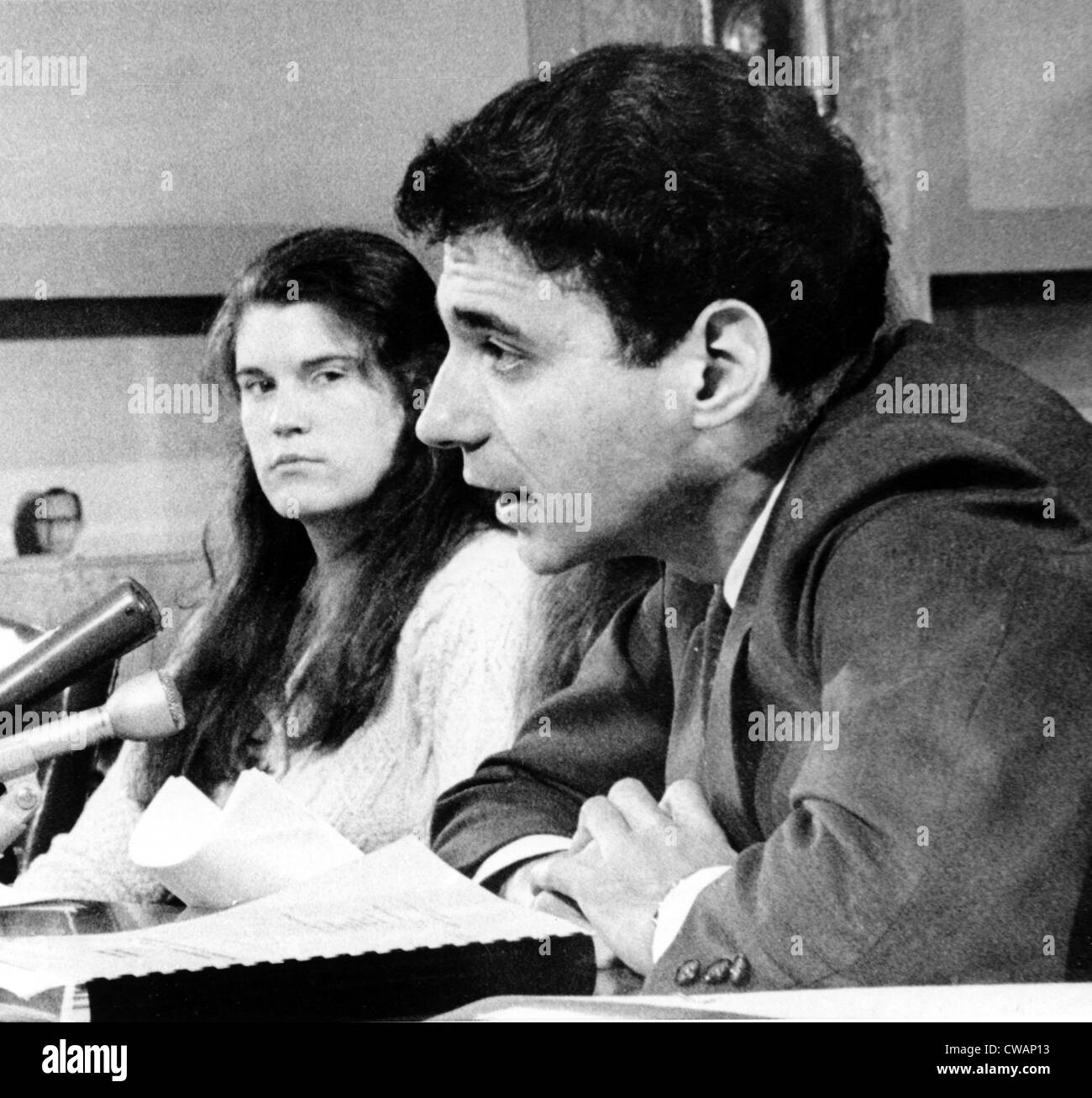 Ralph Nader, estudiante y miembro de la fuerza de tarea, Jennie claves, criticando la nación asilos, a un subcomité del Senado sobre Foto de stock