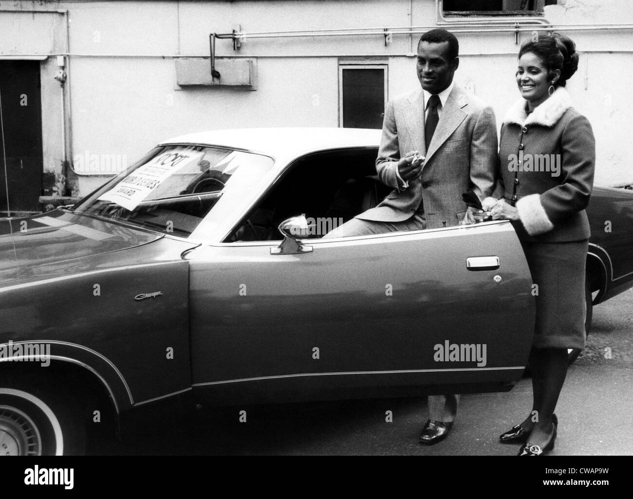 Jugador de béisbol Roberto Clemente y su esposa, Vera, admirar el nuevo coche recibió por su actuación en el Mundial de 1971 Foto de stock