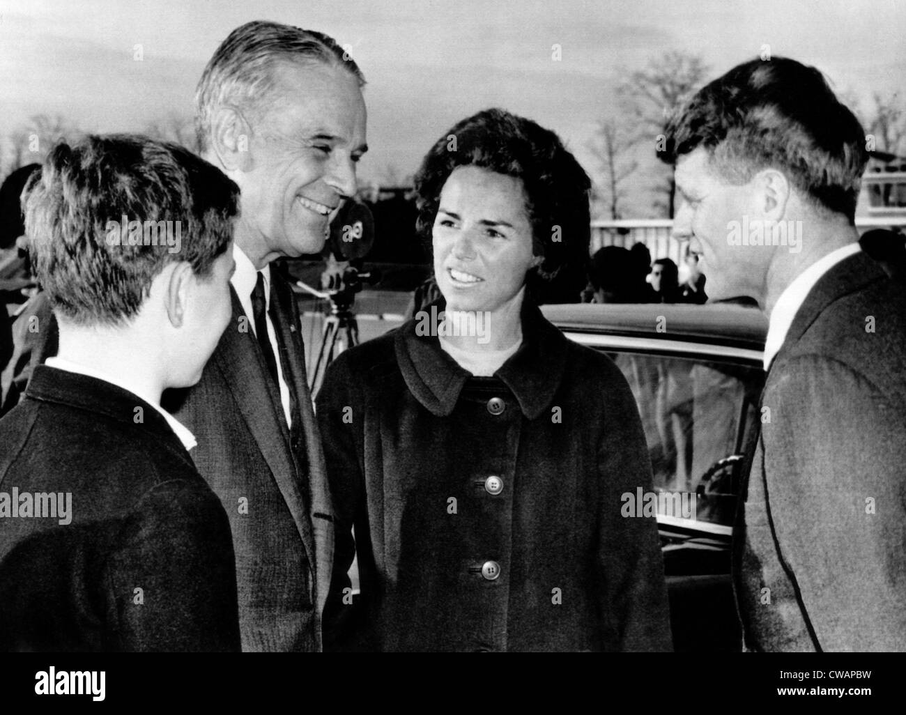 El Embajador de los EE.UU. Joseph Kennedy, el general Maxwell Taylor, Ethel Kennedy, el Senador Robert F. Kennedy, Washington D.C., 26 de noviembre Foto de stock